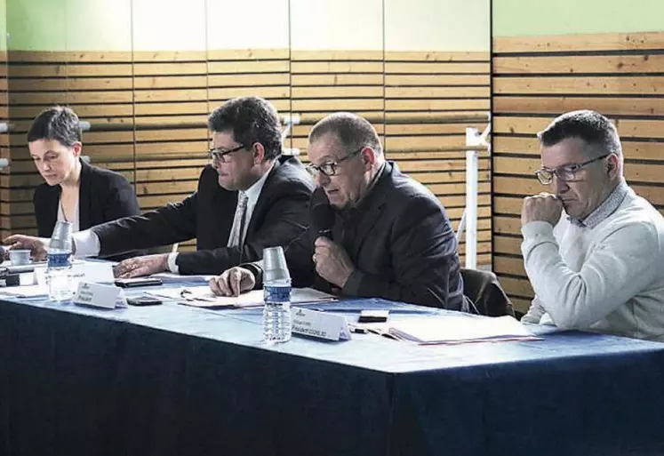 Au centre Mathieu Saint-Blancat, directeur de Lozère insémination et Gilles Chanial, président de la coopérative.