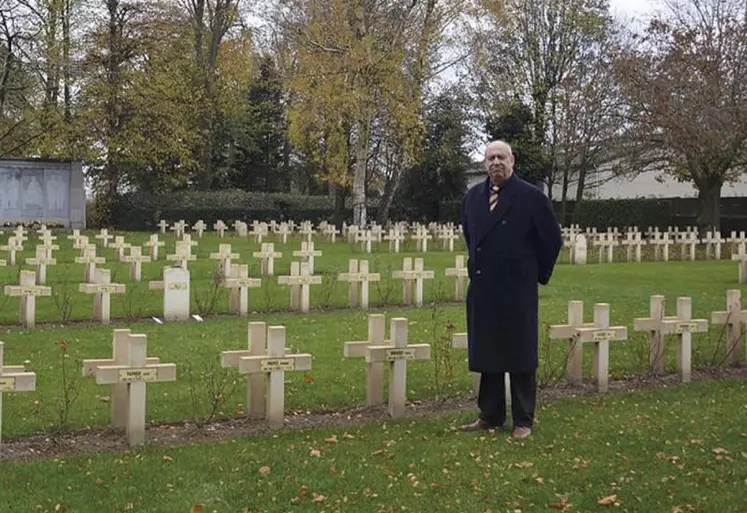 Patrick Lernout dans le cimetière de Machelen-sur-Lys.