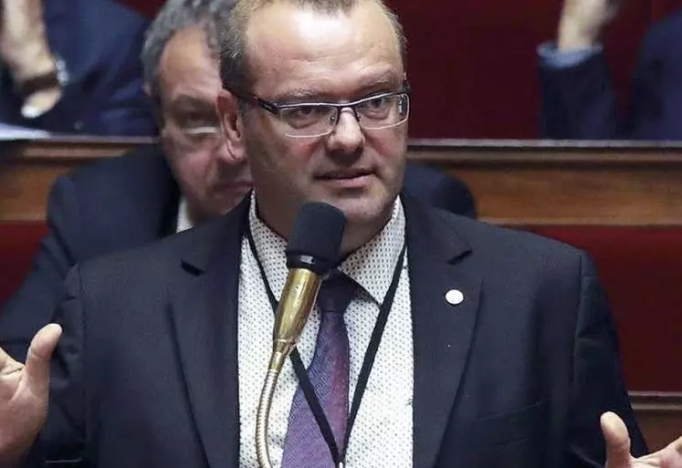 Après six mois de mission, le député Olivier Damaisin s’apprête à rendre au Premier ministre son rapport sur le suicide et le mal-être des agriculteurs. Il préconise notamment d’instaurer des référents locaux, d’impliquer davantage les vétérinaires et de mieux communiquer sur le dispositif Agri’écoute.