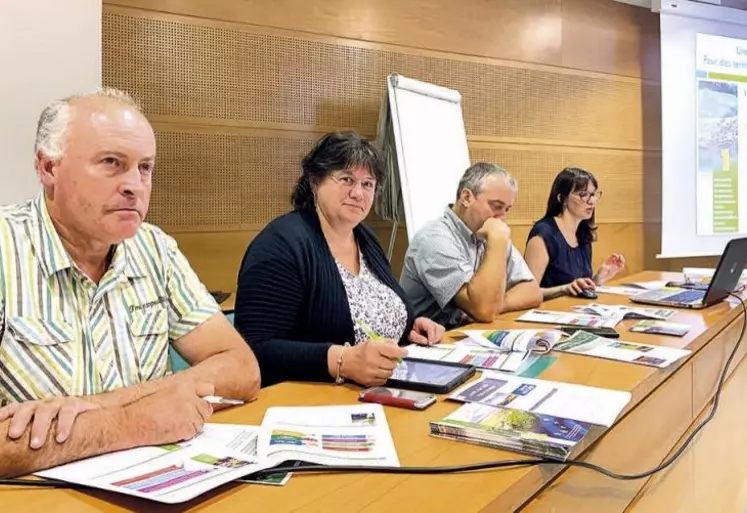 De gauche à droite : Patrick Escure, Christine Valentin, Patrick Bénézit et Léa Geneix, directrice du Sidam.