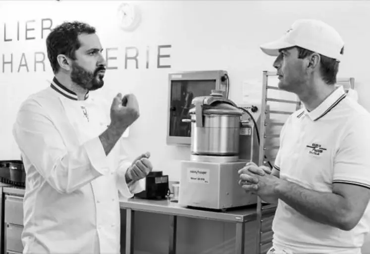 Le coach Sébastien Zozaya (à gauche) prodigue de précieux conseils au capitaine de l’équipe, David Bourne.