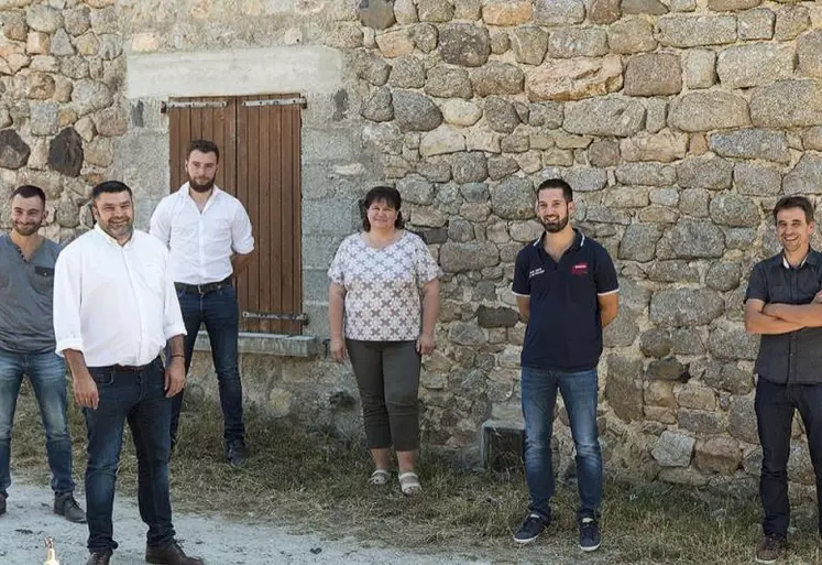 Les élus des syndicats JA et FDSEA ont invité le député européen Jérémy Decerle (en première ligne sur la gauche sur la photo) lors du conseil fédéral lozérien.