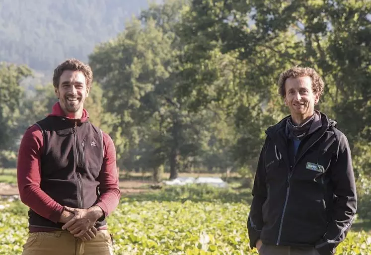 Fabien Roc et Benjamin Sirot se sont lancés dans un défi un peu fou : créer un potager maraîcher bio à Chanac, tout près du Lot. Les deux amis ont lancé officiellement leur production en mars 2020, et ont déjà traversé une crue et la crise du Covid-19.