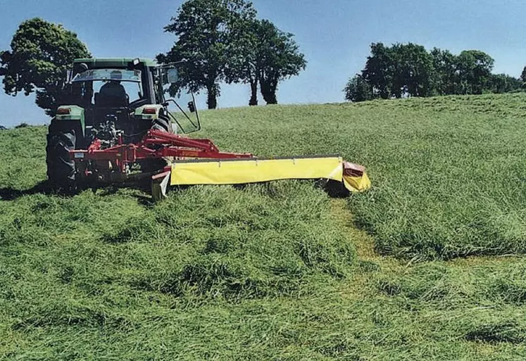 Plus le fourrage est récolté sec, plus la perte de feuilles (et donc de valeur alimentaire) est importante. Les essais du GIEE du Thaurion ont clairement fait apparaître l’influence prépondérante du fanage sur la perte des feuilles.