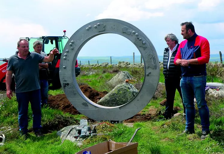 Vendredi 26 mai, au lieu-dit le Roc des loups, le parc naturel régional de l'Aubrac et la mairie de Marchastel ont fait installer un oculus, monobloc de basalte de Bouzentès de 2,20 mètres de diamètre, posé à la verticale, et gravé des points cardinaux et sommets environnants.