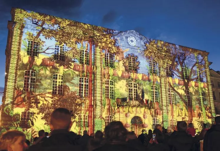 Sur la façade de la mairie, replongez-vous dans l’ambiance des fêtes renaissance du Roi de l’Oiseau et place aux grandes figures de l’histoire de France.