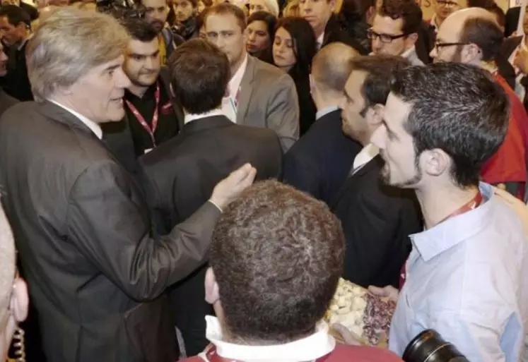 Vincent Bonnet, vice-président JA48 a fait goûter les produits lozériens au ministre Stéphane Le Foll.