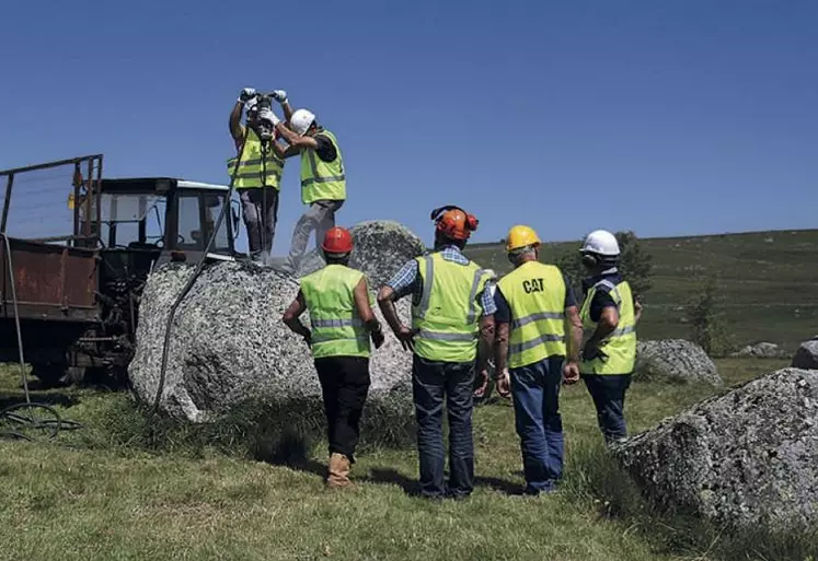 Pour pouvoir insérer la cartouche, les « élèves » forent le rocher de granite.