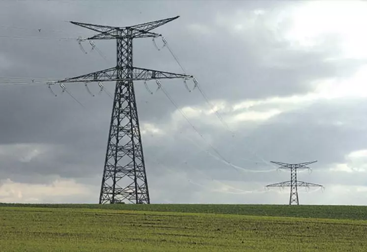 Les agriculteurs sont invités à ne pas manœuvrer sous des lignes avec des engins de grande hauteur.