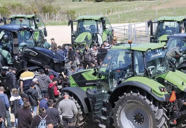 Mardi 26 avril, la grande halle d'Aumont-Aubrac a accueilli la première étape du premier Deutz-Fahr Festival, un show complet pour présenter les nouvelles gammes aux curieux.