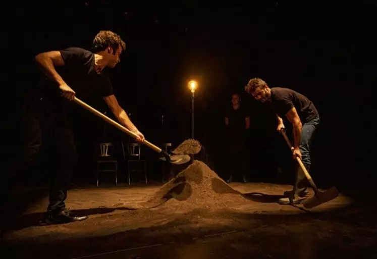 Mercredi 27 juillet, à Chausserans, sera jouée la pièce « Vacarmes ou comment l’homme marche sur la terre », de la compagnie lozérienne La Joie Errante.