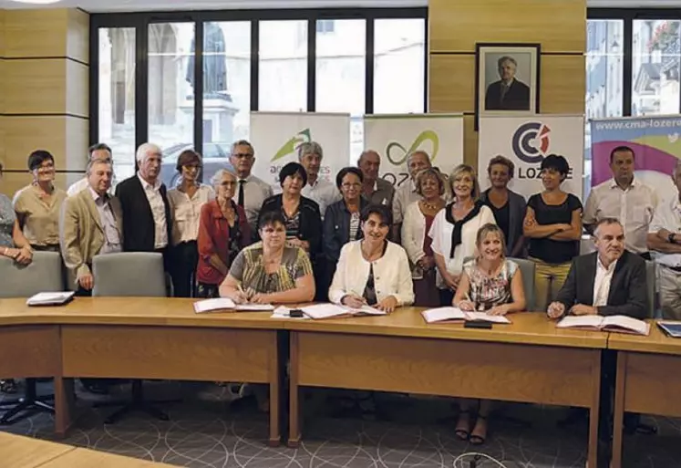 Christine Valentin, présidente de la chambre d’agriculture, Sophie Pantel, présidente du conseil départemental, Florence Vignal, présidente de la chambre des métiers et de l’artisanat et Thierry Julier, président de la chambre de commerce et d’industrie ont signé les conventions de partenariat vendredi 21 juillet.