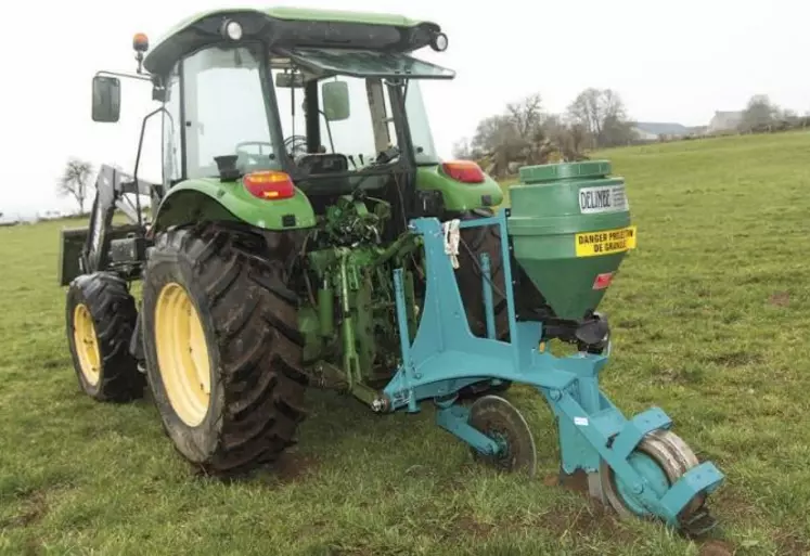 Mercredi 28 avril, la FDSEA et les JA ont organisé, en collaboration avec la FDSEA du Cantal, une démonstration sur les parcelles de David Domenichini, à la Fage-Montivernoux, pour utiliser une charrue à soc creux pour épandre les graines de Ratron GW sur les parcelles, pour lutter contre les campagnols.