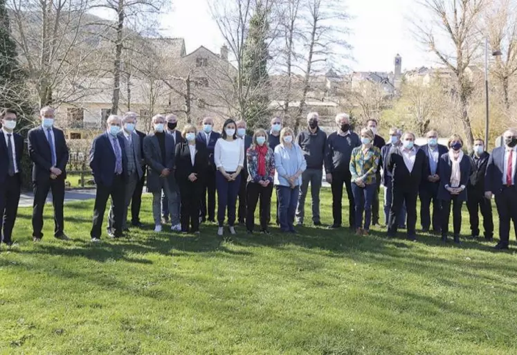 Mercredi 24 mars à Chanac, la préfète Valérie Hatsch avait convié les élus des 14 communes et cinq communautés de communes lozériennes retenues dans le programme Petites villes de demain pour une signature officielle de convention.