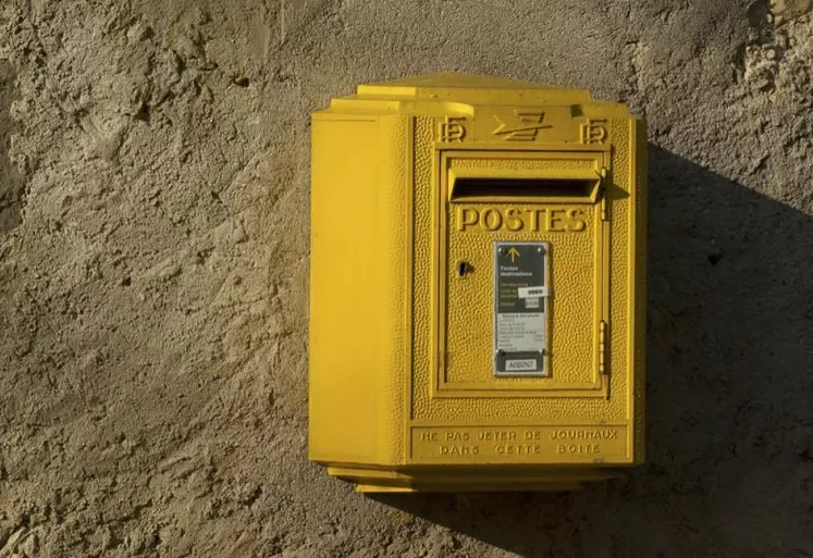 Le prix du timbre passe de 0,8 à 0,85 euro pour la lettre prioritaire et 0,7 à 0,73 pour la lettre verte.
