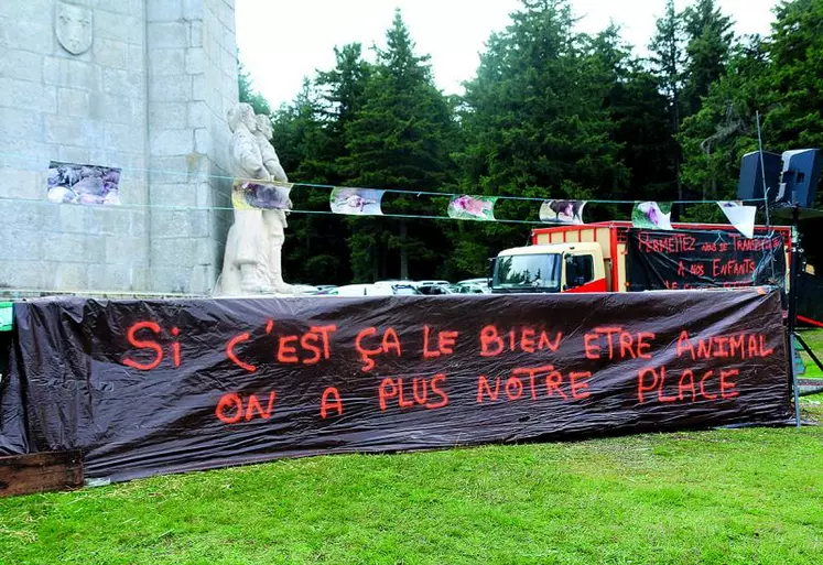 Après des mois de lobbying et de pression intense de la part des acteurs agricoles, tant en Lozère que dans le Cantal ou en Haute-Loire, les agriculteurs lozériens viennent d'obtenir « un premier pas » pour « se défendre contre le loup qui attaque les troupeaux ».