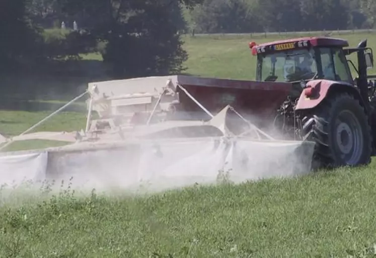 L’acidité dégrade la fertilité des sols. La solution ? Apporter du calcaire pour redresser ou entretenir le pH de ses parcelles. Entretien avec Christophe Chabalier, conseiller agronomie de la chambre d’agriculture du Cantal.