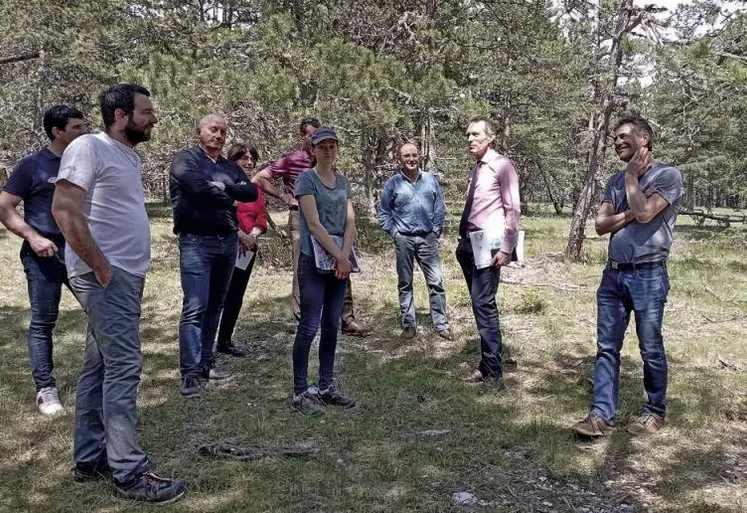 Au lieu-dit la Bazalgette, commune de Saint-Étienne-du-Valdonnez, la colère gronde parmi les agriculteurs installés là. Une partie des biens sectionnaux pourrait passer sous régime forestier si une entente n’est pas rapidement trouvée. Le préfet de Lozère, Philippe Castanet, accompagné d’Agnès Delsol, directrice de la DDT, s’est rendu sur place vendredi 28 avril, en présence du président de la FDSEA, Jean-François Maurin.