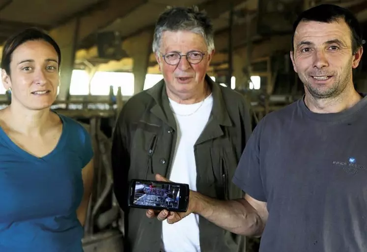 Virginie et Sébastien Durand, du Gaec des Boulaines, en compagnie de Guy Lhermie (au centre), fondateur de la société Solar concept security