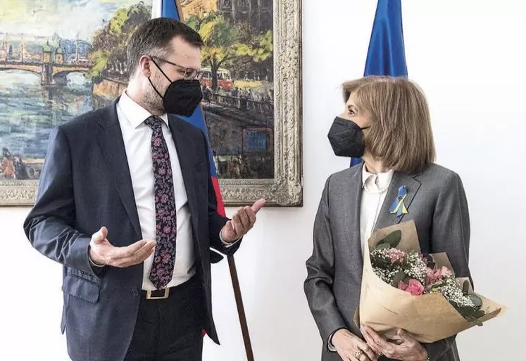 Zdenek Nekula (à gauche), ministre de l’Agriculture de la République Tchèque et Stella Kyriadikes (à droite), commissaire européenne à la Santé.