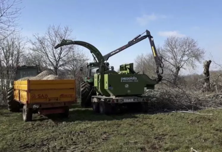 En plus de son activité de production laitière, Alain Faydit a développé une activité de broyage et de livraison de plaquettes bois.