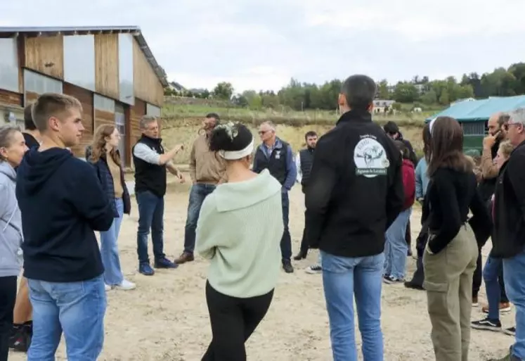 Jeudi 19 octobre, le lycée agricole de Saint-Chély-d’Apcher a accueilli pour la première fois une journée dédiée à l’installation et au salariat dans l’élevage laitier, en collaboration avec la coopérative Jeune montagne.