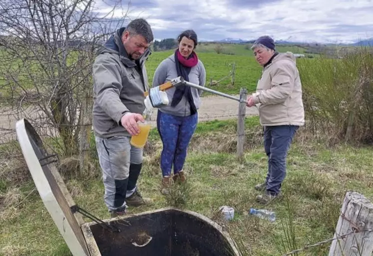 Sébastien Dabert (à gauche) a installé un SBR près de sa fromagerie, auquel il a accès par différentes trappes de contrôle.