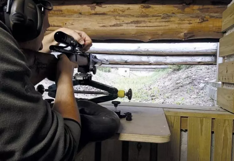 Dans le cadre du programme européen Life Gyp'Act, le parc national des Cévennes et les partenaires du programme, se sont engagés à promouvoir l'utilisation de munitions sans plomb auprès des chasseurs de grand gibier et à sensibiliser les acteurs cynégétiques sur les risques d'intoxication des grands rapaces nécrophages par le plomb.