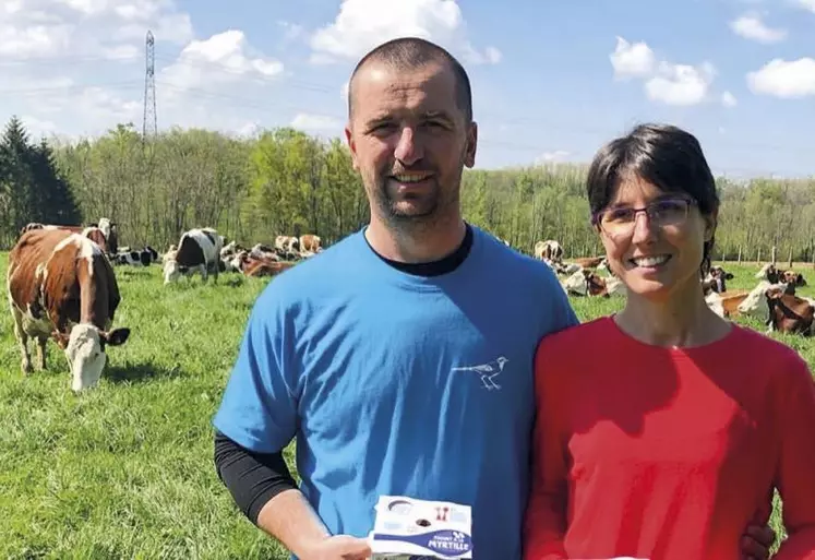 Les yaourts sont fabriqués avec le lait entier de la ferme. Le troupeau de Jérôme Huguet compte 90 vaches, essentiellement des montbéliardes, complété par quelques jersiaises et des holsteins.