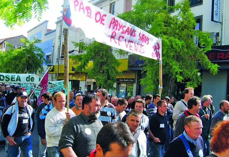 Le monde agricole s’est déjà fait entendre à de nombreuses reprises, il recommencera le 5 novembre si rien ne bouge. L’objectif ne change pas, la défense de la profession reste en haut des mots d’ordre : un revenu décent, des contraintes assouplies… les agriculteurs doivent pouvoir travailler, vivre de la terre et nourrir les français.