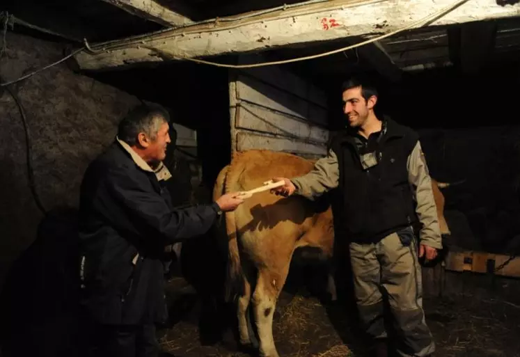 Aimé Tournaire remet une clef symbolique à son jeune repreneur, Nicolas Nouet.