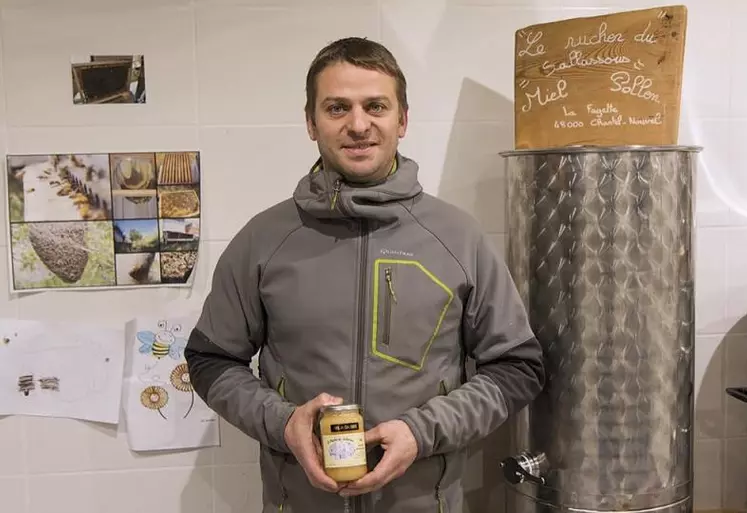 Alors que l’Unaf a dû annuler son congrès européen et reporter les APIdays de septembre à octobre 2020 pour cause de crise sanitaire mondiale, portrait d’un apiculteur lozérien pour qui apiculture rime avec amour : David Blanc du rucher du Sallassous.