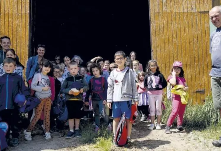 Le 2 juin, au lendemain de la journée mondiale du lait, la section laitière de la FDSEA 48 a organisé une journée découverte à la ferme pour les élèves de l'école maternelle de Grandrieu, sur l'exploitation de Jean-Yves Jourdan.