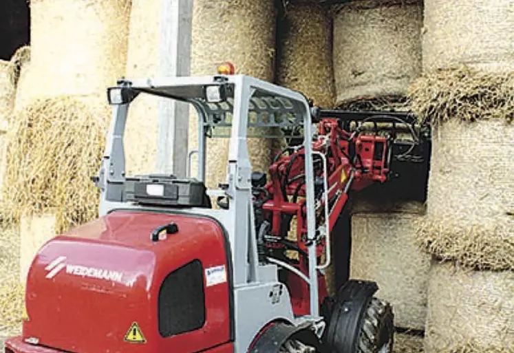 Oubliez les mains pour manipuler les bottes de foin ! L’utilisation des machines diminue les risques d’accidents.