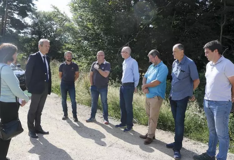 Vendredi 28 juillet, à l'invitation de la famille Hébrard, propriétaire du groupement, et de la coopérative de la forêt privée Gard Lozère, le préfet de Lozère a pu visiter un important chantier de reboisement lancé en Margeride.