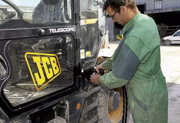 Le gouvernement a mis en place une aide forfaitaire de 100 EUR pour les contribuables utilisant un véhicule motorisé pour leurs besoins professionnels. Les critères d'éligibilité tiennent avant tout au revenu fiscal du foyer par part, qui doit être inférieur ou égal à 14 700 EUR au titre des revenus 2021.