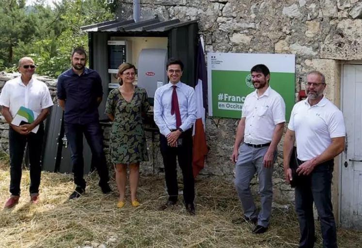 À La Parade, la municipalité vient d'inaugurer ce 22 juillet une installation photovoltaïque en autoconsommation collective sur les bâtiments communaux, en présence des acteurs locaux soutenant le projet. Une première dans le département pour une initiative encore peu répandue mais en plein développement.