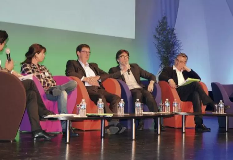 Table ronde avec Emilie Morcillo (consultante en économie collaborative), Philippe Royer (directeur du groupe Seenergi, Clasel), Jérémie Wainstain (CEO et co-fondateur de The Green Data), Dominique Olivier (directeur de la coopérative Fermes de Figeac). Animé par le journaliste Eric Dournès.