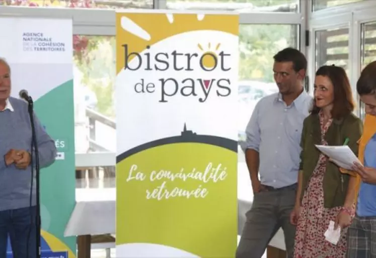 Le village de Rousses, son rocher, ses 60 habitants à l'année et son bistrot désormais labellisé Bistrot de pays.