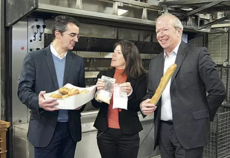 De gauche à droite, Laurent Cheviron, directeur général de la Gerbe d’or, Tania Rougier animatrice de projets céréales alimentations et Grégoire Berthe, directeur général de Céréales vallée présentent le pain nutritionnel issu du projet Nutripan.