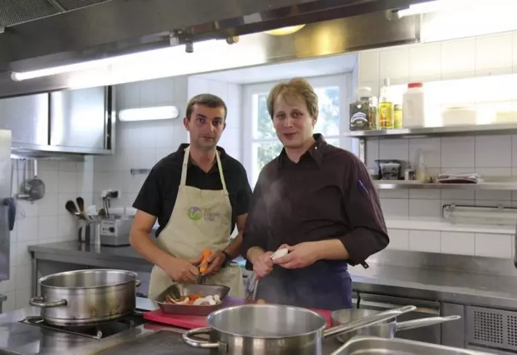 Jérémy Vassié et Julien Izarn dans les cuisines du château d'Orfeuillette.