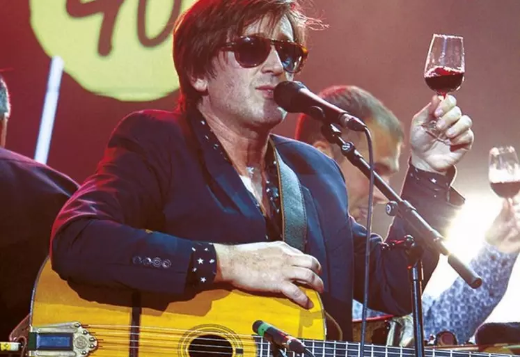 Un verre de Côte-rotie à la main, Thomas Dutronc a fêté comme il se doit les 40 ans du festival Jazz à Vienne le 30 juin.