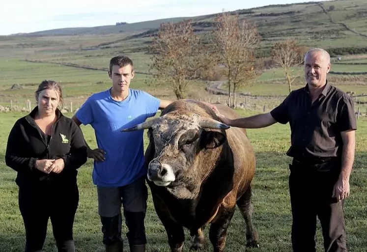 André Trigosse (au centre) est en cours d'installation au sein du Gaec de la Buge, le Gaec familial implanté à Recoules-d'Aubrac (Escudières) depuis près de trois générations.