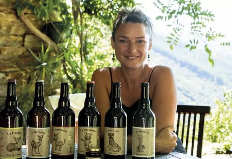 Émilie Thisse est la plus récente arrivée sur le marché de la bière lozérienne. Cette enseignante reconvertie professionnellement en brasseuse depuis moins d’un an, installée à Viala, a trouvé son marché et vends ses produits jusqu’à Cévennes in the box.