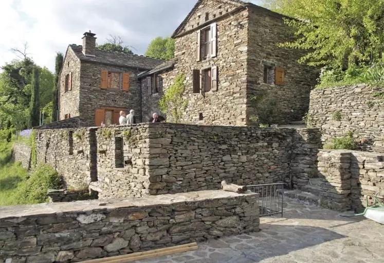 Le prix du schiste a été décerné à la famille Pardoux Goldfarb, pour cette ferme cévenole située au Salson à Ventalon-en-Cévennes.