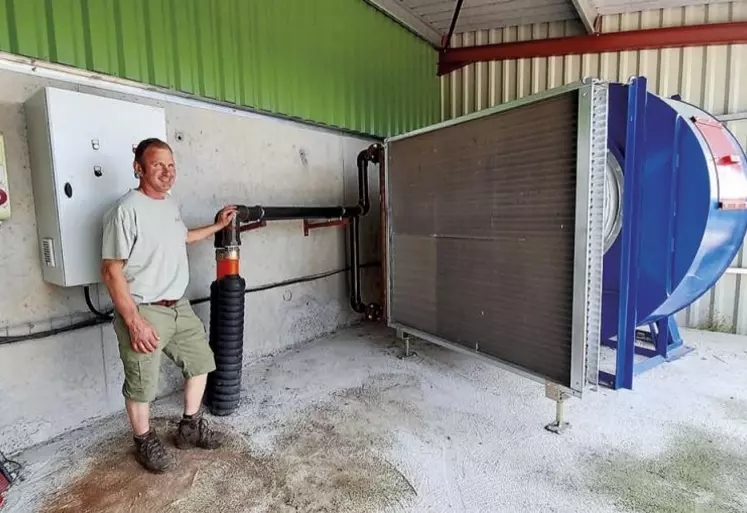 Le séchoir sur grilles équipé d'une soufflerie et d'un radiateur de taille conséquente.