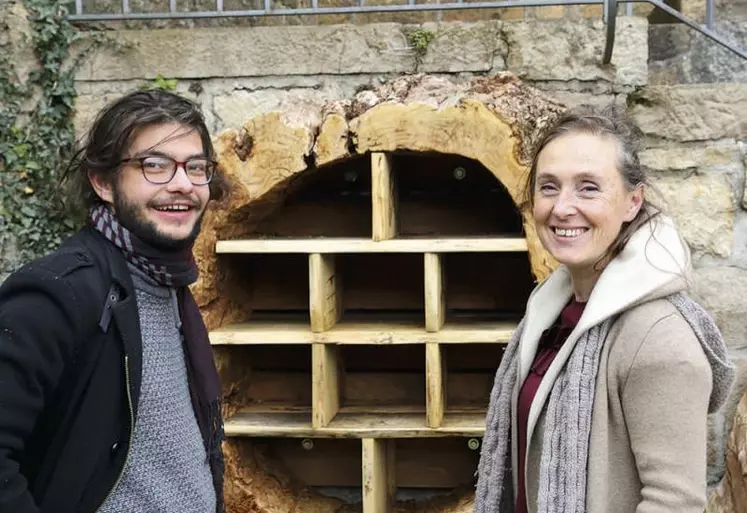 Laurence Dayet et Léo Mouillard Lample devant l’un des hôtels à insectes pour encourager la biodiversité.