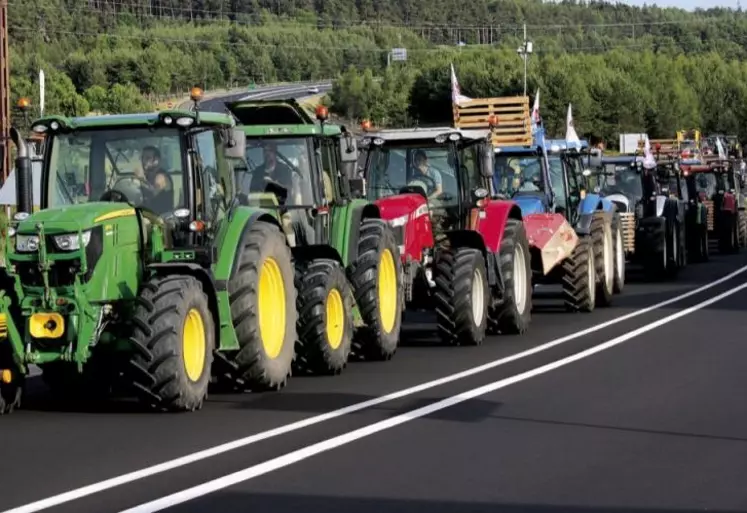 Jeudi 16 juin, les syndicats agricoles de la FDSEA et des JA ont organisé une grande manifestation de colère sur l’aire de la Lozère, avec prises de paroles, blocage de l’A75 dans le sens nord-sud et barrage filtrant. Et échange téléphonique avec le ministre de l’agriculture, Marc Fesneau.