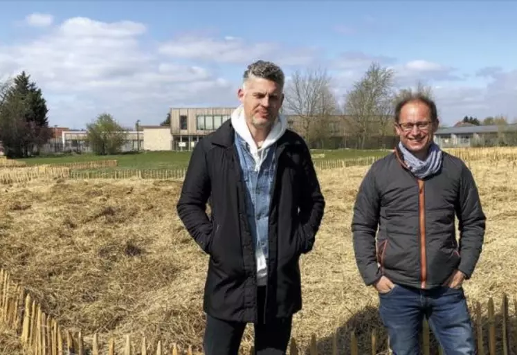 Benoît Muguet, adjoint en charge de l'urbanisme, du cadre de vie et de l'espace public à la ville de Templemars, et Mathieu Verspieren, fondateur de BeeForest, ont lancé un chantier participatif de plantation d'arbres en pleine ville.