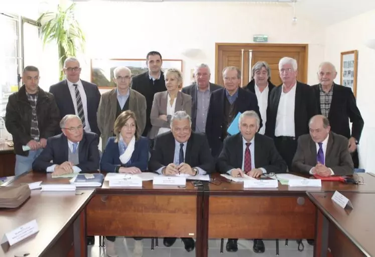 La signature du contrat de ruralité du Pays du Gévaudan, mercredi 15 mars, a réuni plusieurs officiels dont Patricia Bremond, vice-présidente du conseil départemental (en bas à gauche), Hervé Malherbe, préfet de Lozère, Jean-Paul Pourquier, président de l’association du Pays du Gévaudan-Lozère et Rémi André, président de la communauté de communes du Gévaudan.